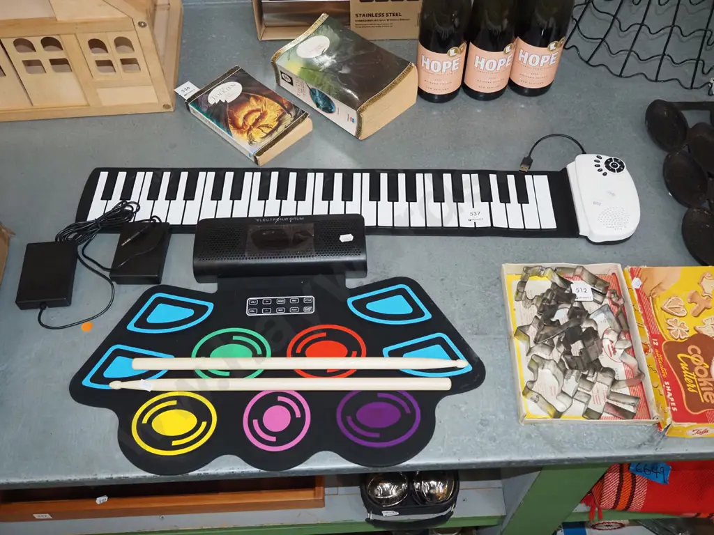 portable foldaway usb powerd keyboard, drum kit and sticks Image 1++