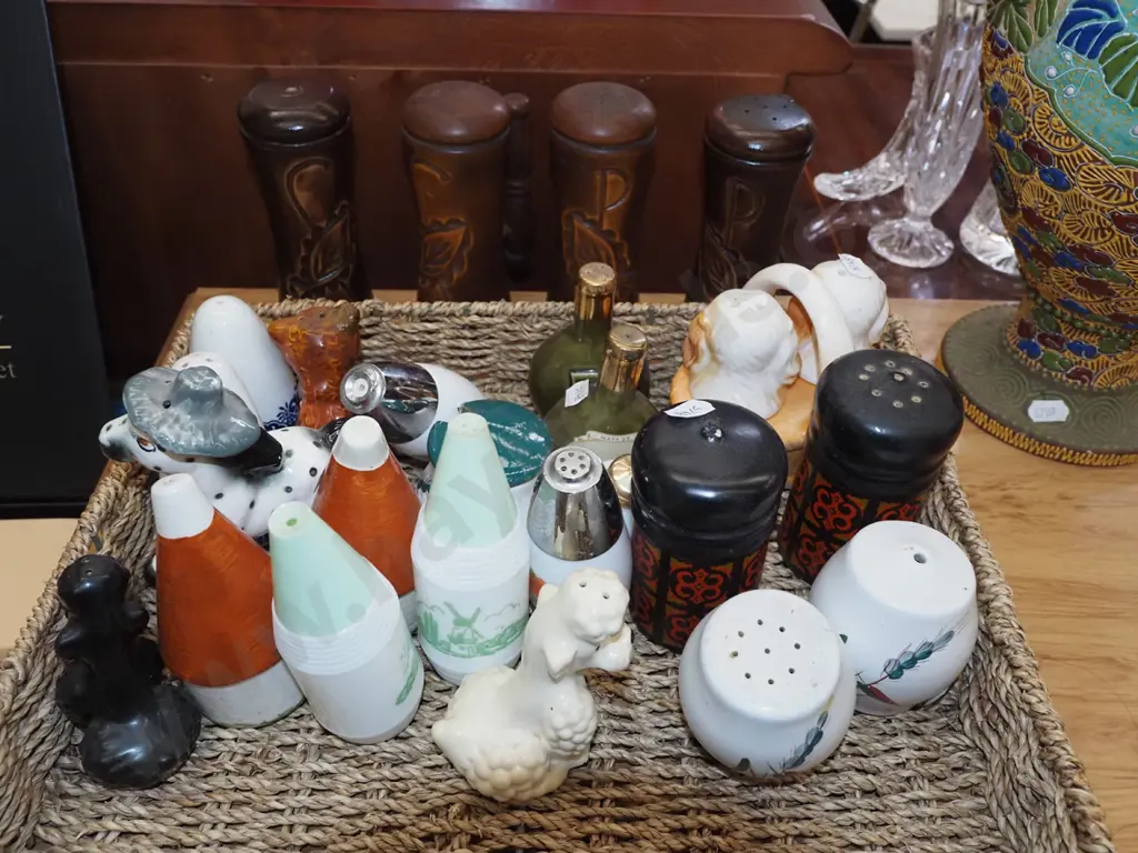 seagrass tray and salt and pepper shakers Image 1++