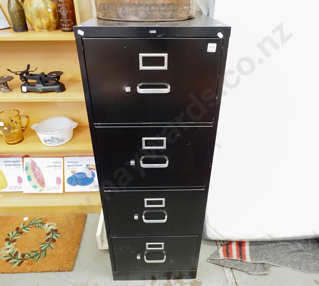4 drawer filing cabinet H1330 W460 D675 Image 1++