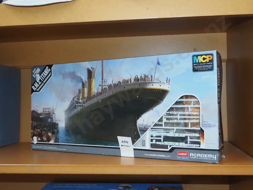 yet to be assembled scale model of the Titanic Image 1++