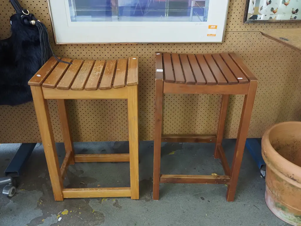 2x mismatched wooden stools Image 1++
