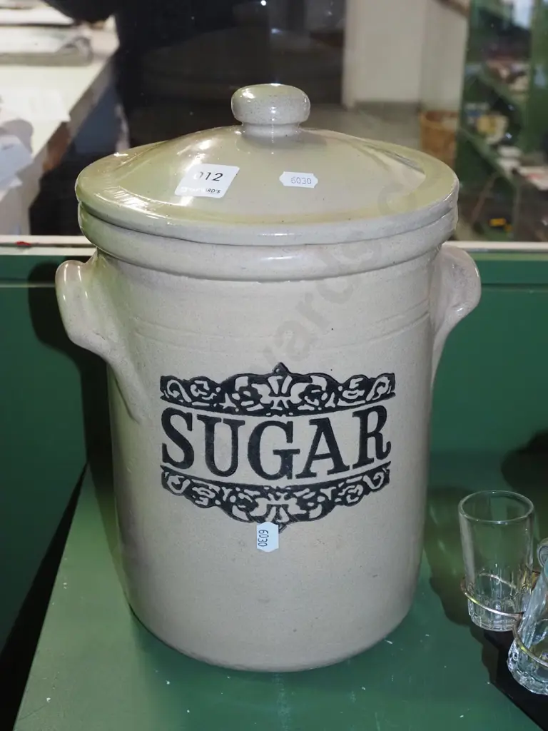 lidded ceramic storage crock H310 Image 1++