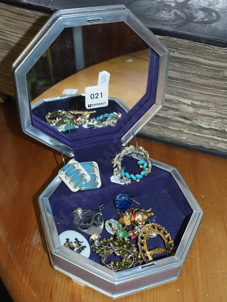jewellery box and costume jewellery Image 1++