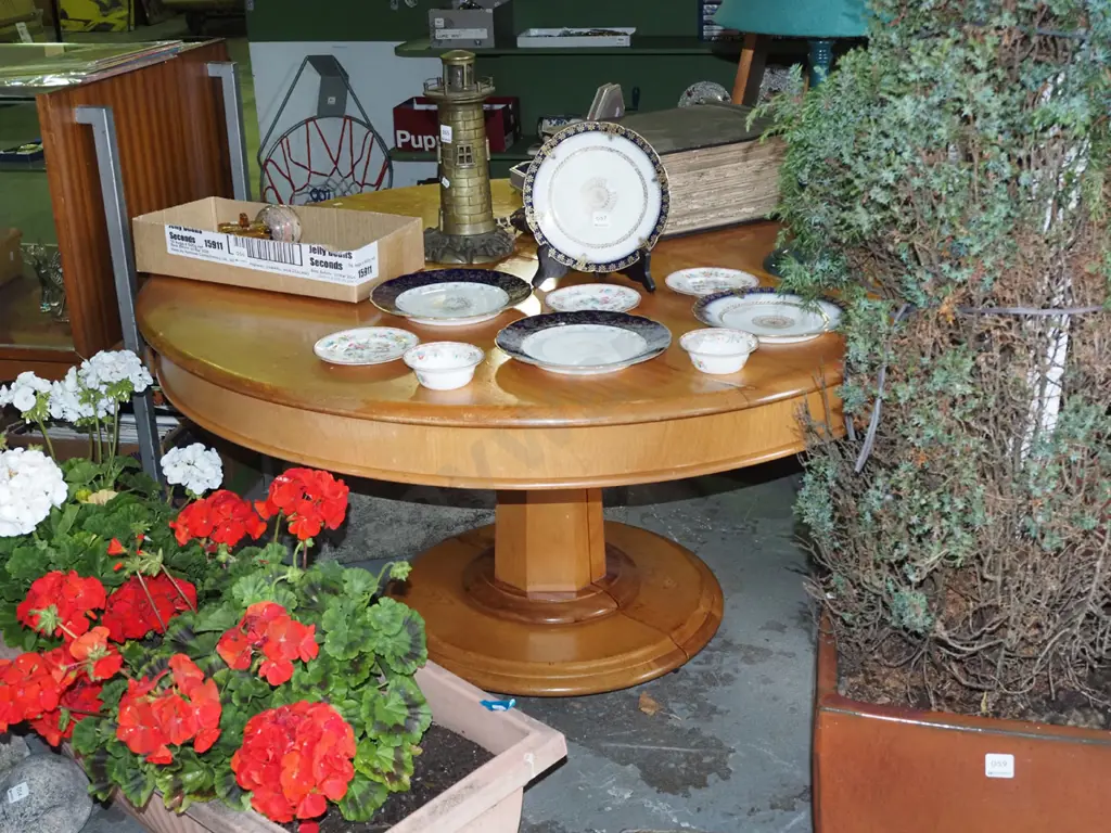 kauri circular pedestal extending table with 2 additional leaves and crate with 6 legs on casters H650 Diam1230 Image 1++