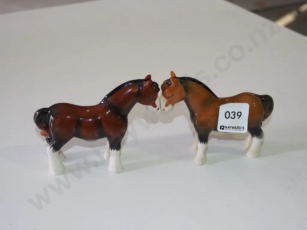 pair of horse salt & pepper shakers with magnetic noses H-80 Image 1++