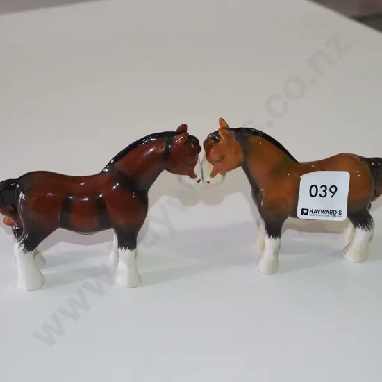 pair of horse salt & pepper shakers with magnetic noses H-80