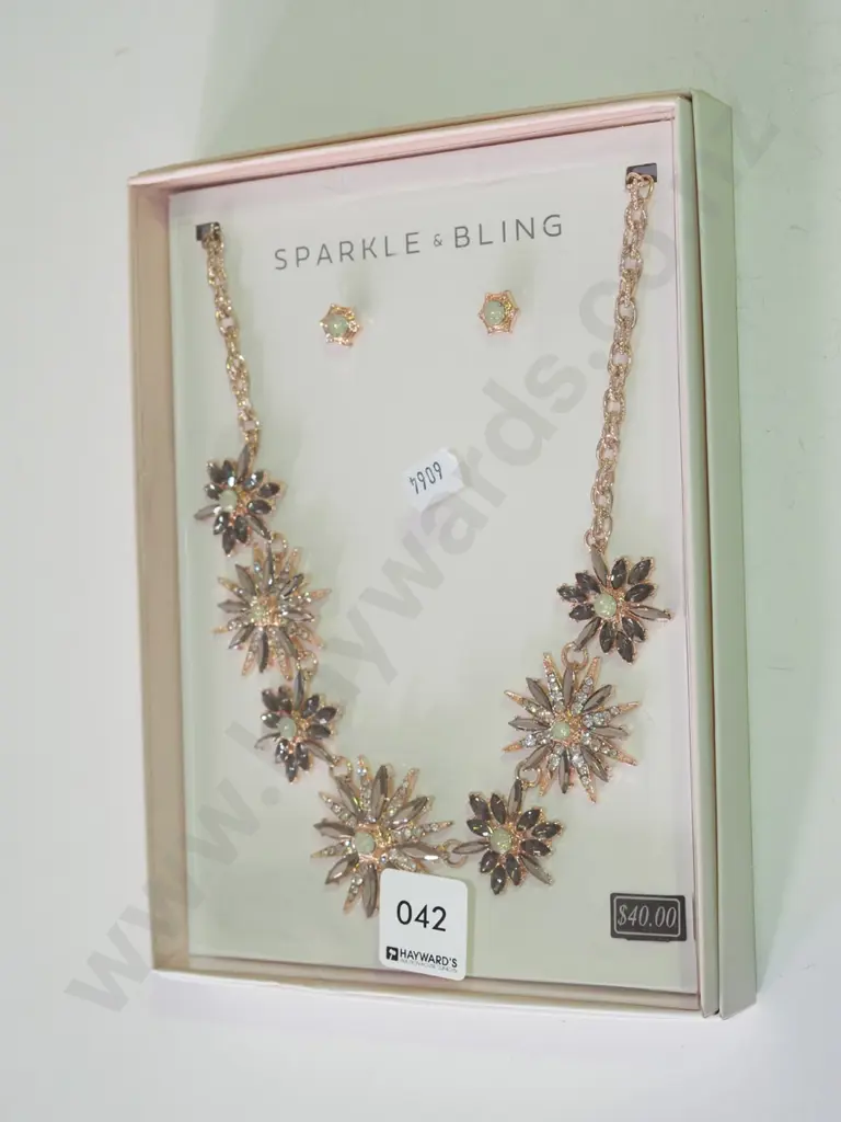 cased as new Sparkle and Bling necklace and earring set Image 1++