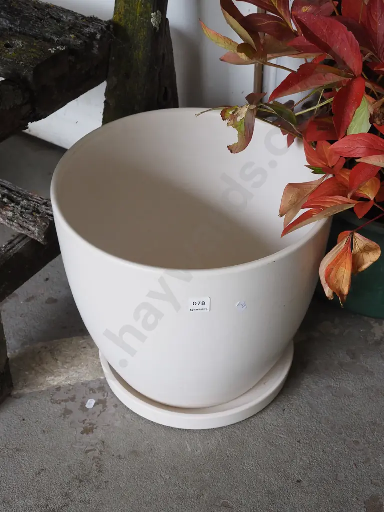 white ceramic planter and drip tray H340 Image 1++