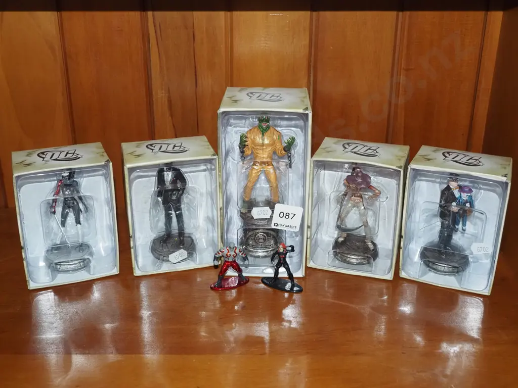 5x boxed DC Comic figurines, 2x Marvel figurines Tallest H170 Image 1++