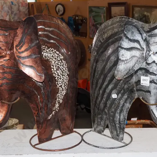 2x metal elephants H380