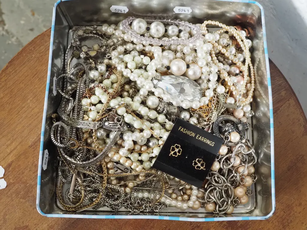 box of costume jewellery Image 1++