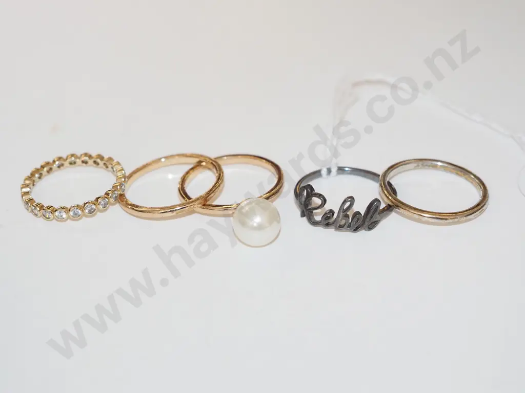 box of 5 dress rings Image 1++