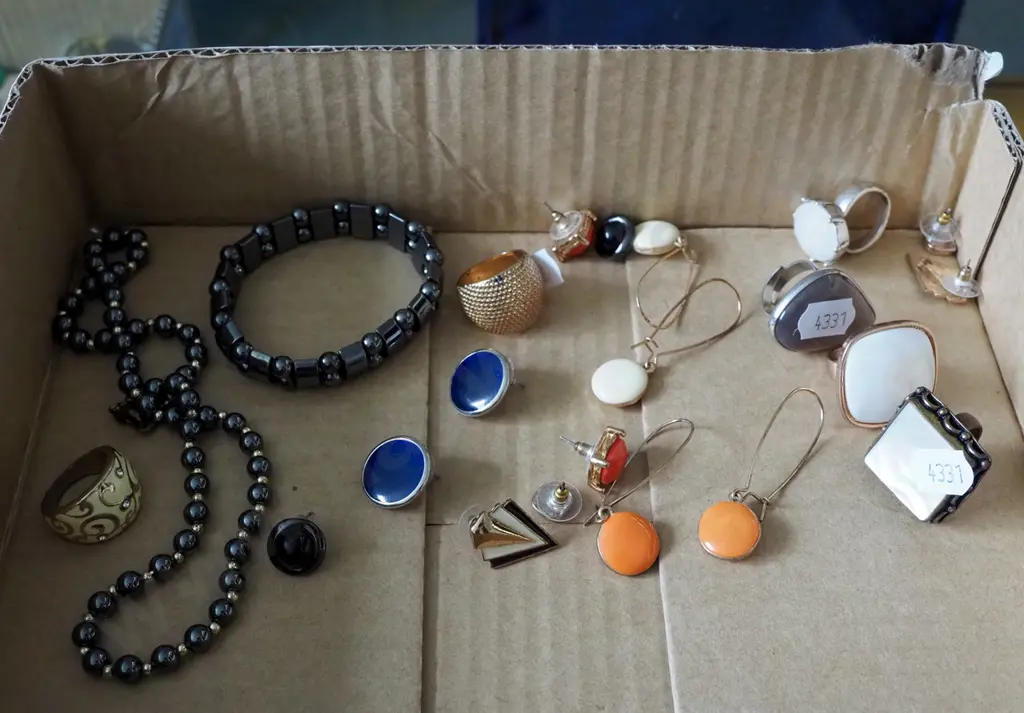box; costume rings, earrings etc Image 1++