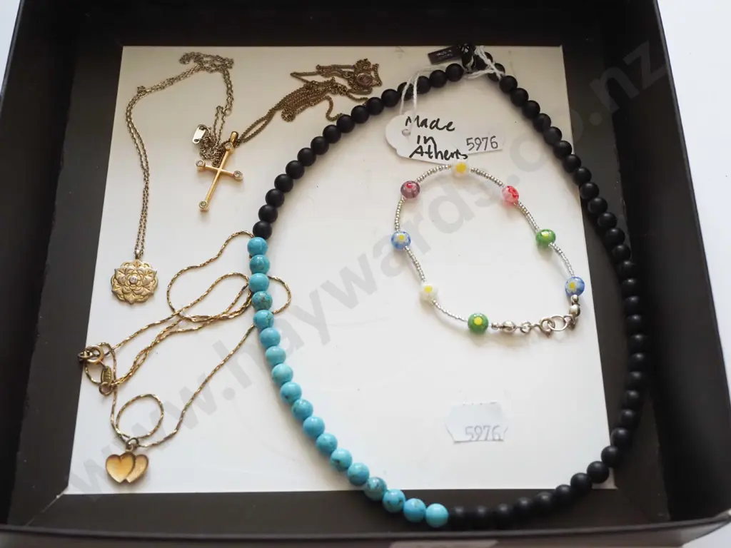 box of costume necklaces & bracelets Image 1++