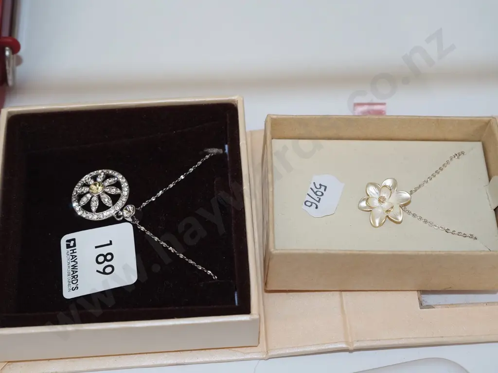 2x flower themed necklaces Image 1++