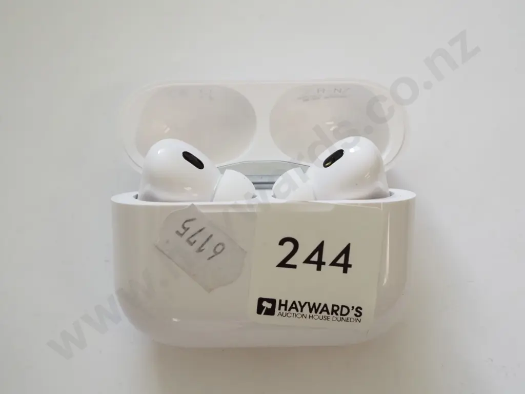 airpods & case Image 1++