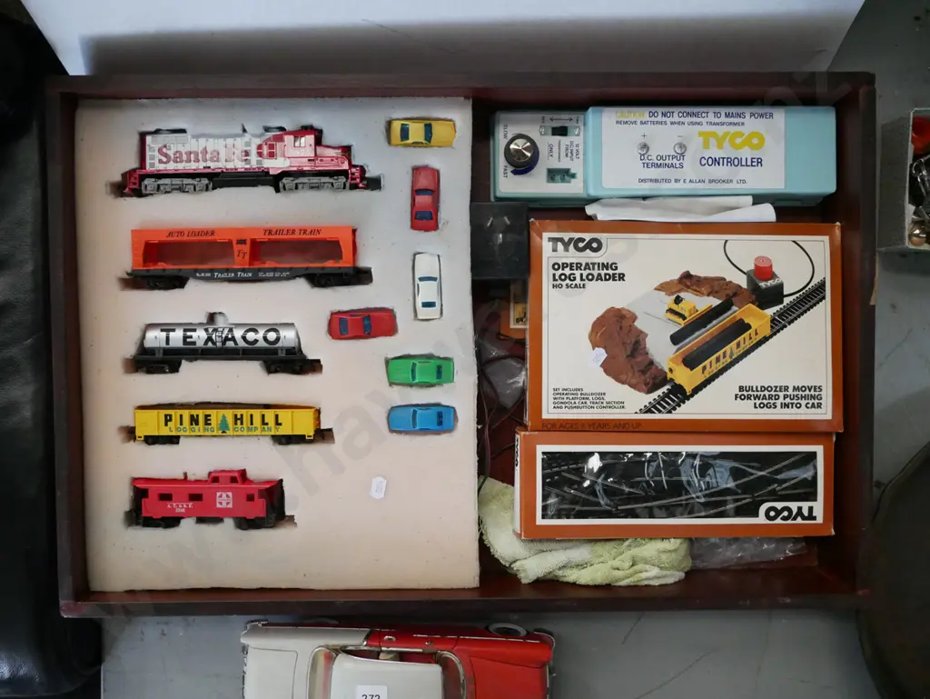 homemade wooden case with Tyco train set, controller, carriages and cars Image 1++
