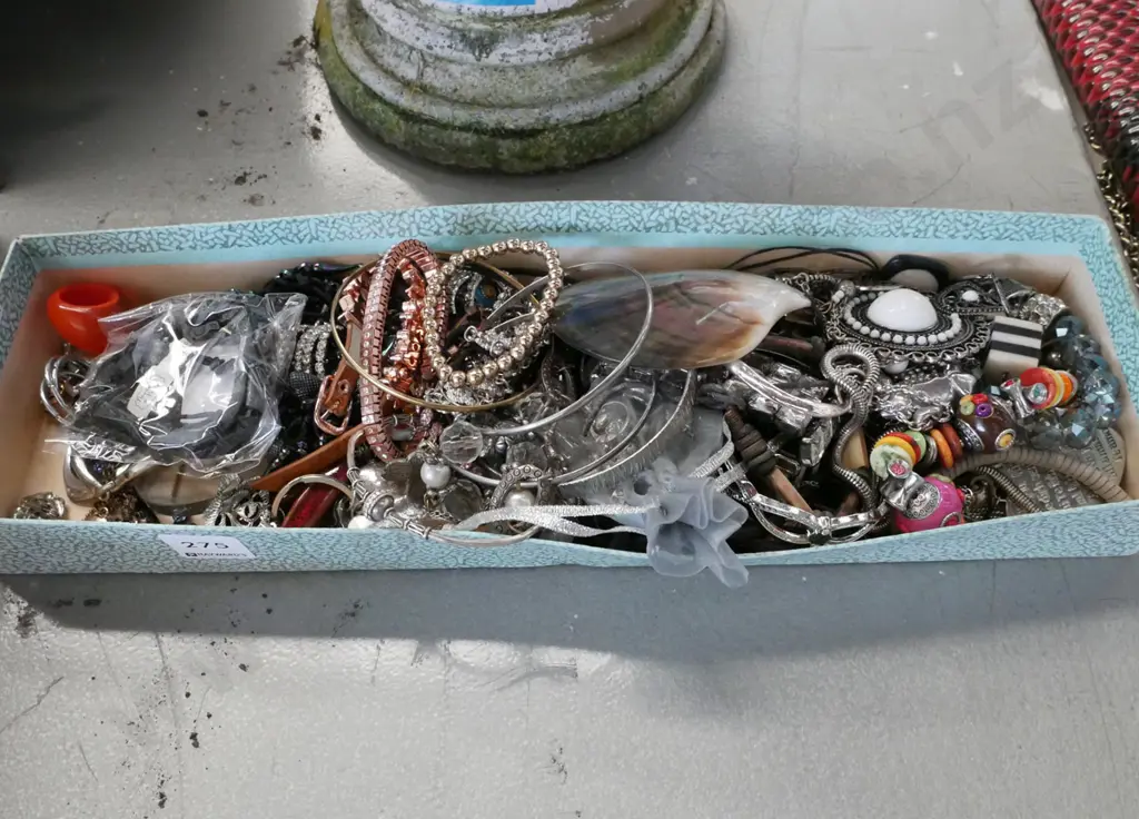box of costume jewellery Image 1++