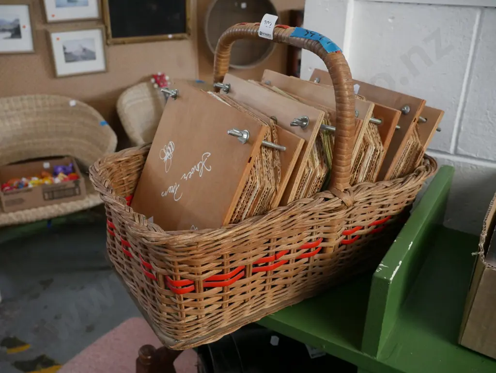 cane basket, 4x flower presses Image 1++