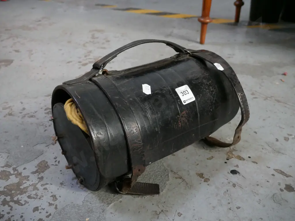 2x lawn bowls in leather case Image 1++