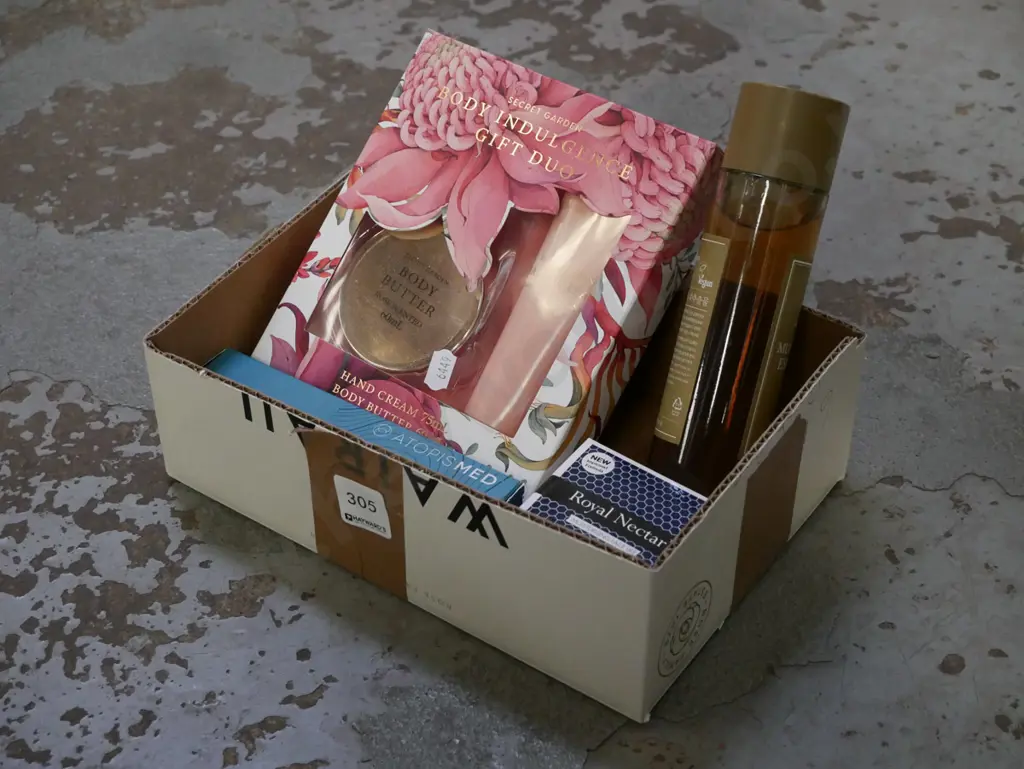 box of as new toiletries Image 1++