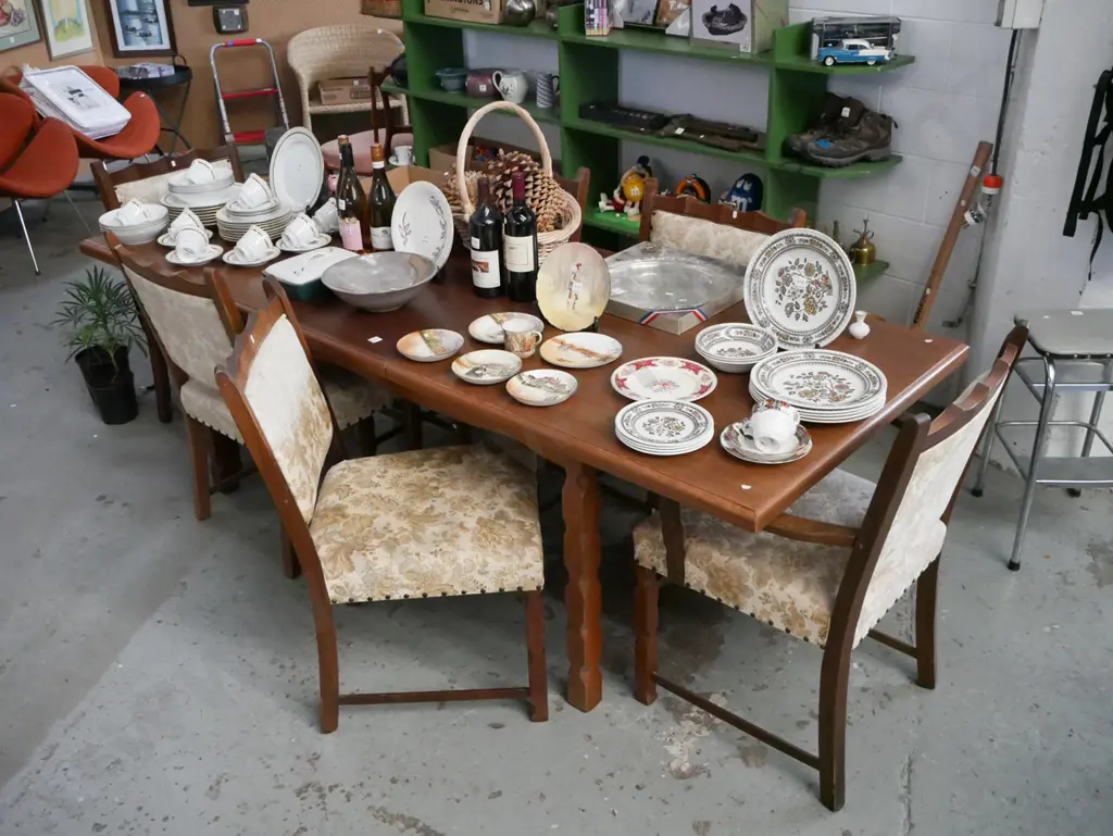 mahogany veneer extending dining table with 6 matching upholstery chairs  Image 1++