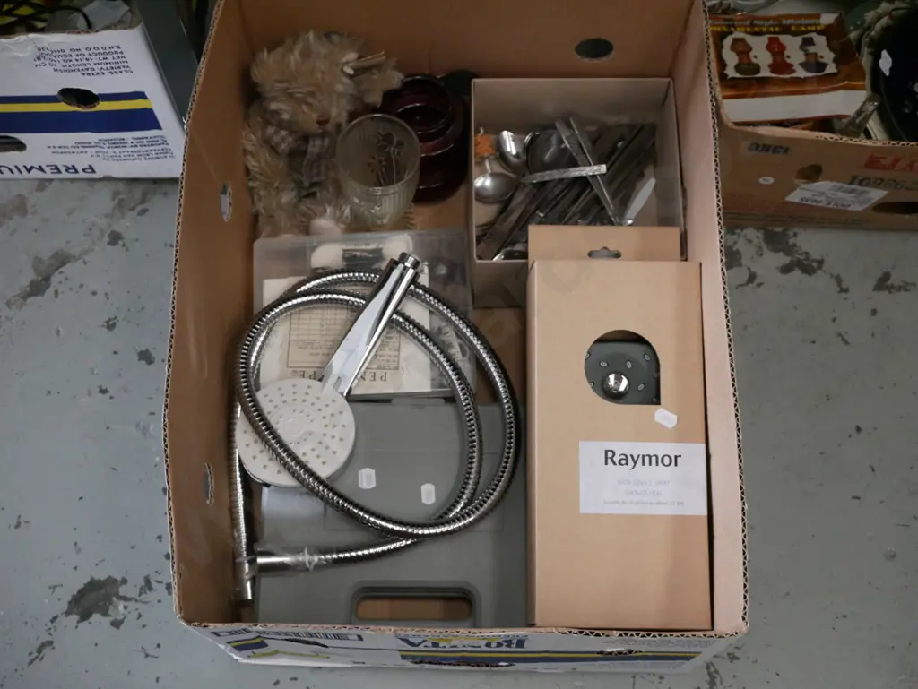 box; shower heads, glue gun, cutlery etc Image 1++