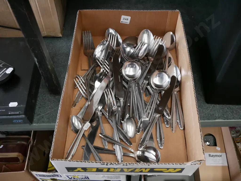 box of cutlery Image 1++