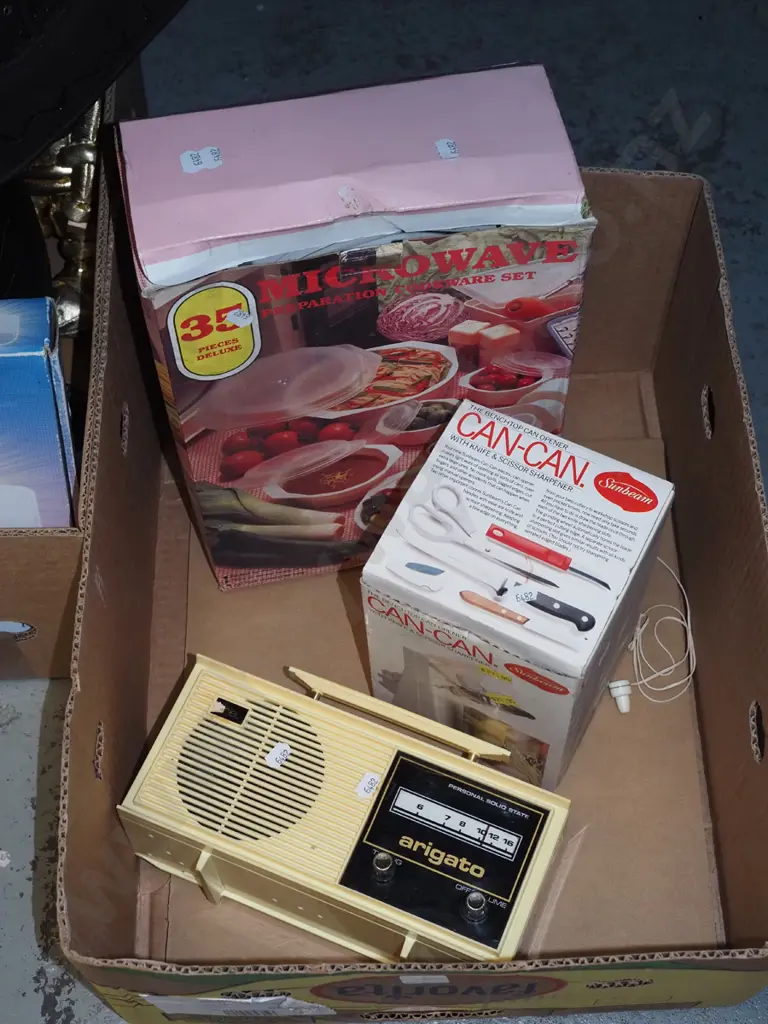 box; microwave cookware set, electric can opener, plastic mantle radio Image 1++
