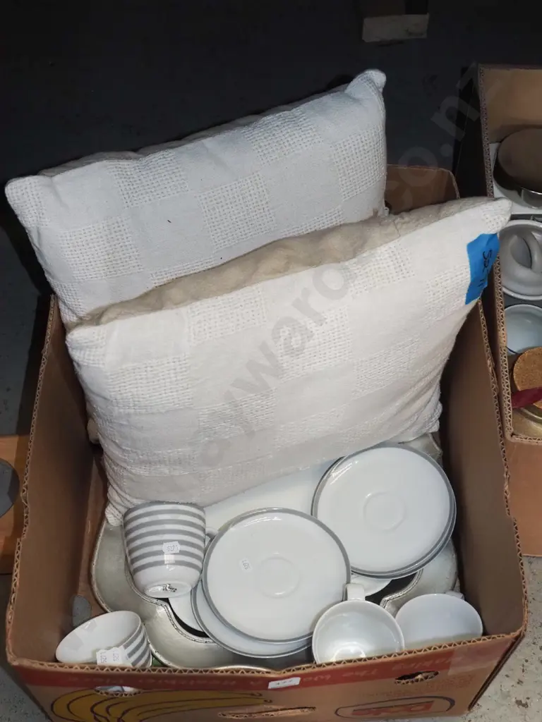 box; tea cups, saucers, trays, 2x cushions Image 1++