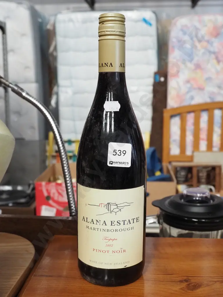 bottle Alana Estate Martinborough pinot noir 2002 Image 1++