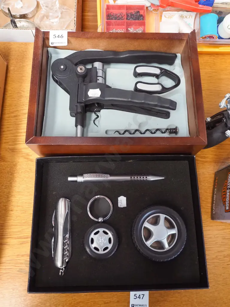 bottle opener in wooden presentation case, as new gift set Image 1++