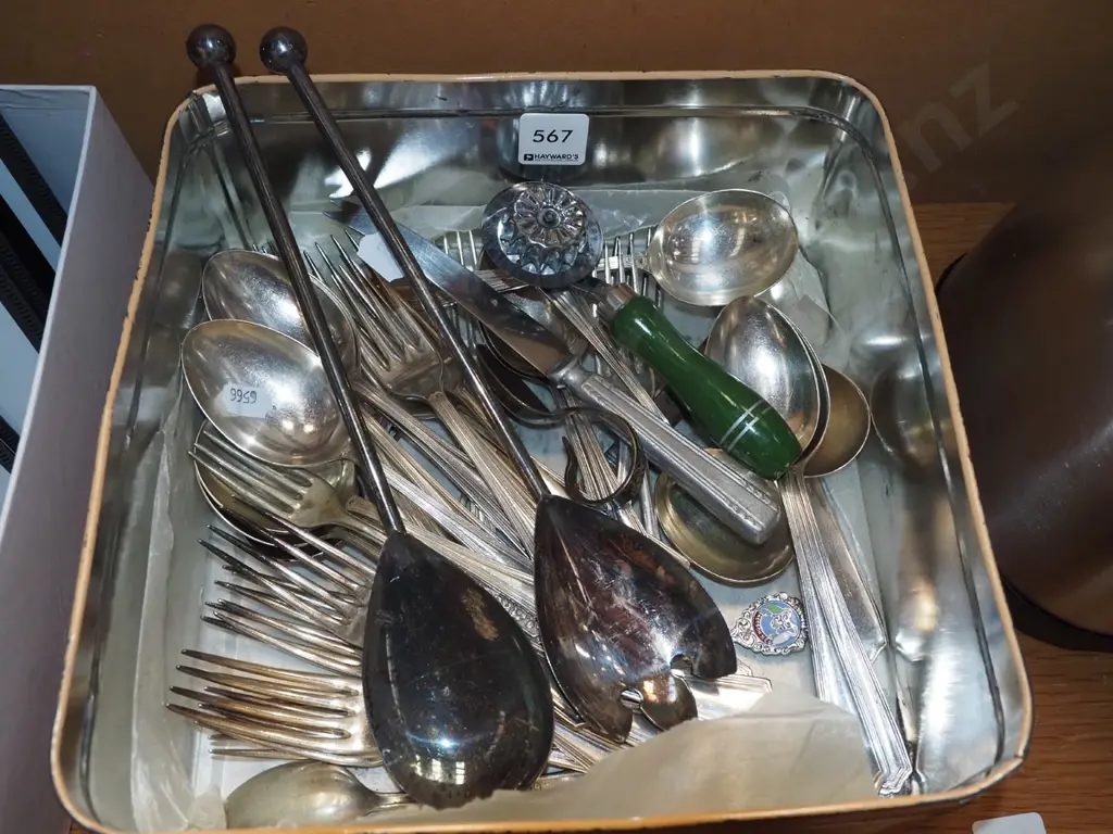 box; cutlery, salad servers, pastry cutter etc Image 1++