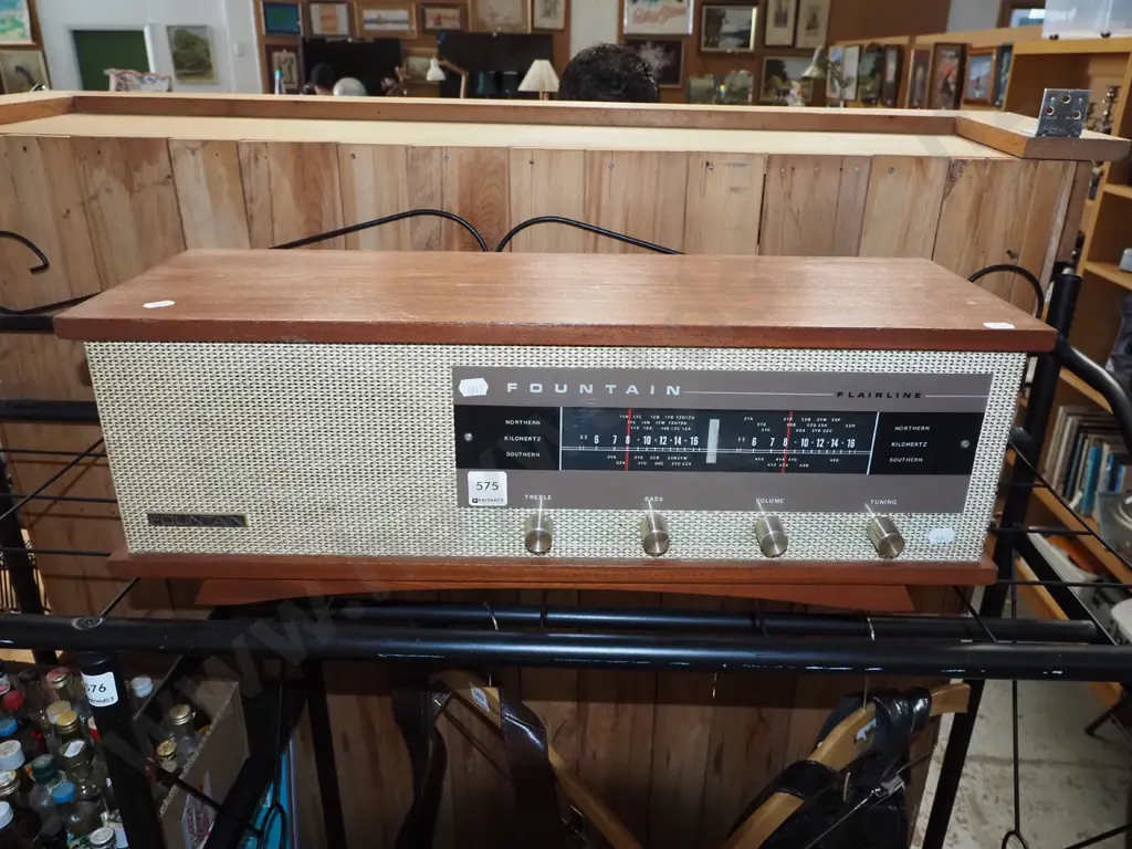 mid century Fountain valve mantle radio Image 1++