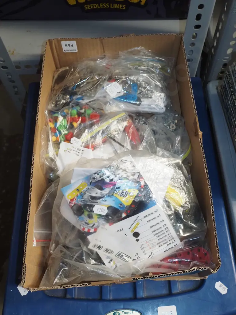 box; various Meccano toys Image 1++