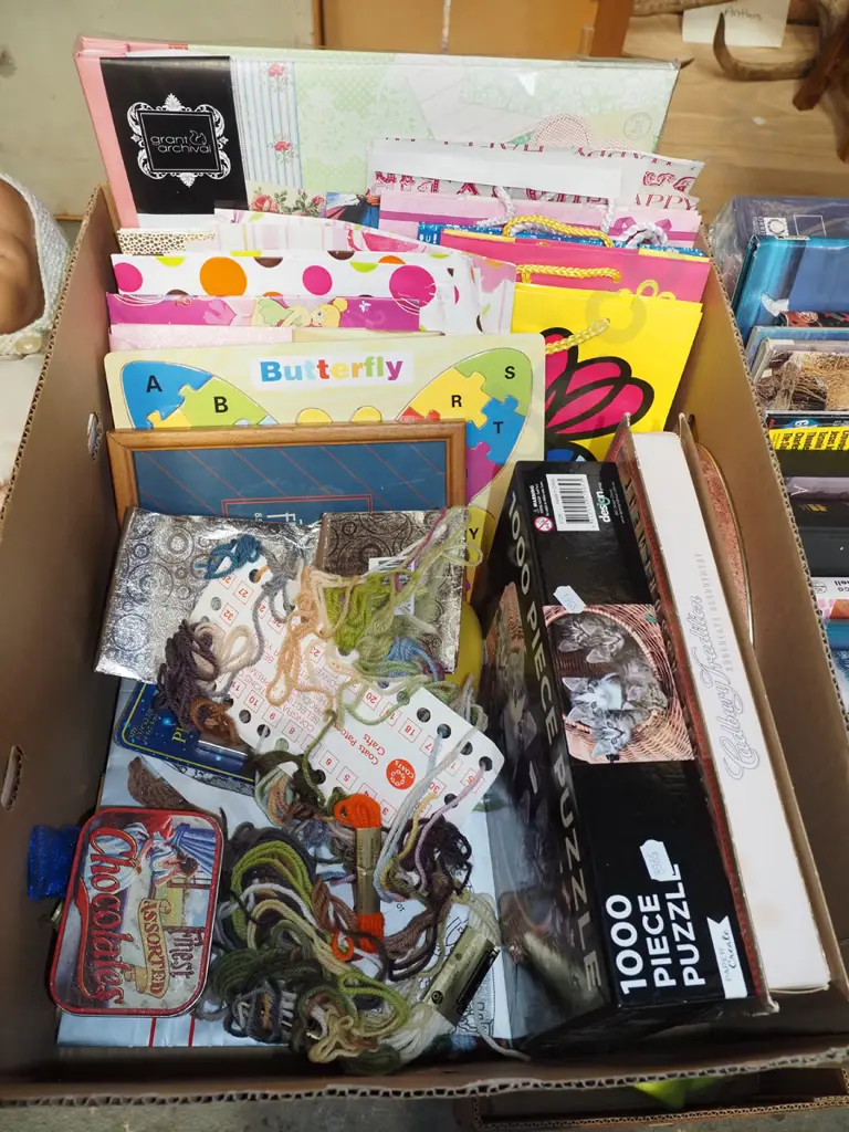 box; gift bags, 1000 piece puzzle, mini photo frames etc Image 1++