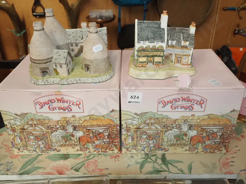 2x boxed David Winter cottages Image 1++