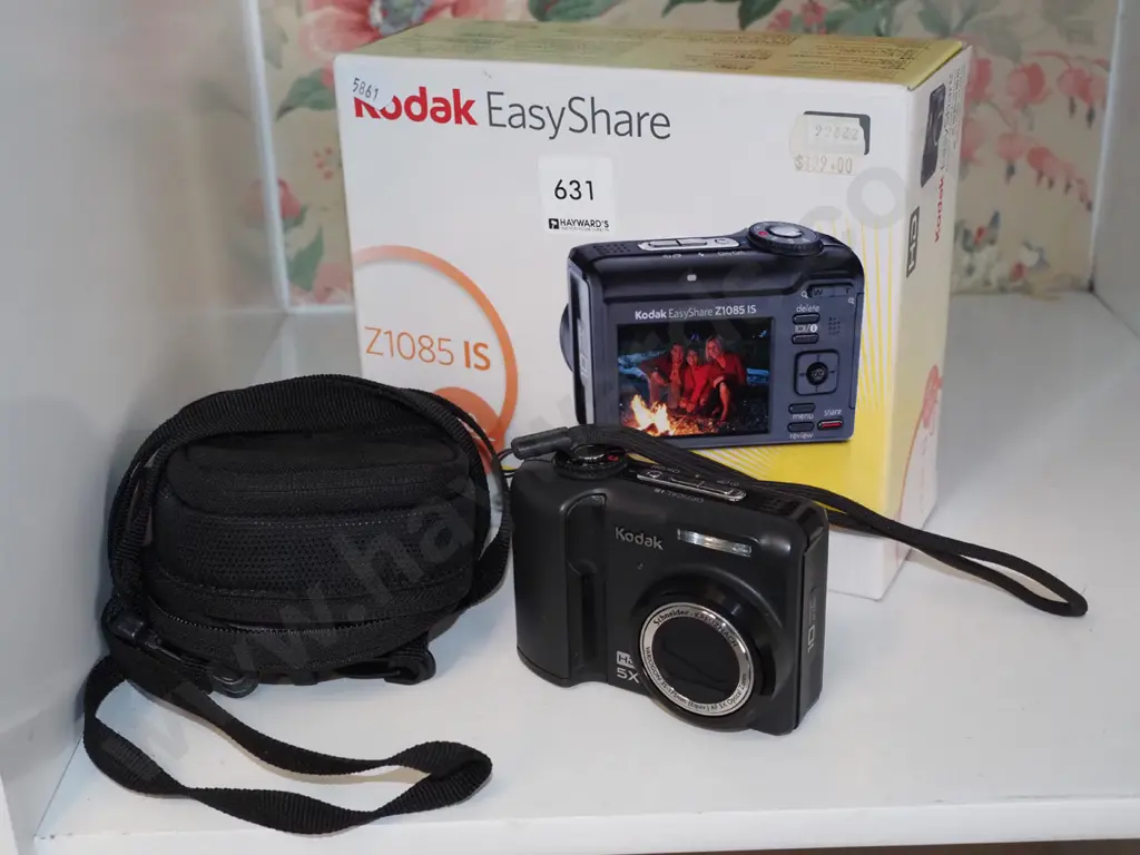 boxed Kodak easy share camera and case Image 1++