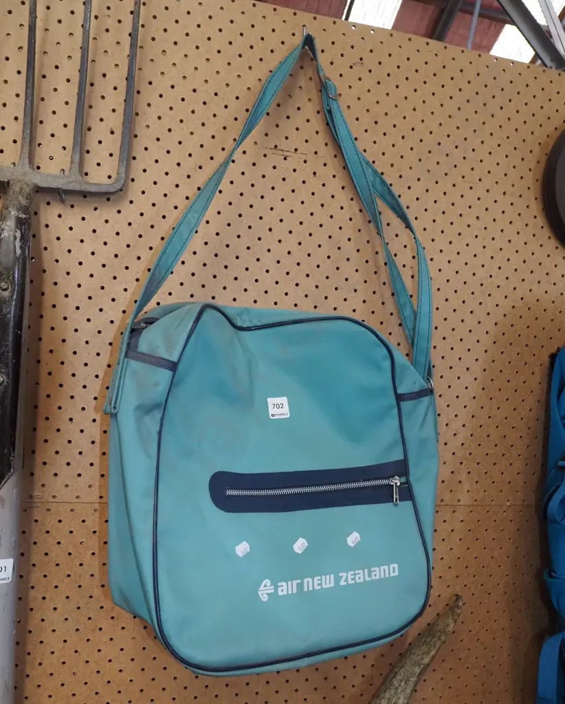 retro AirNZ tote bag Image 1++