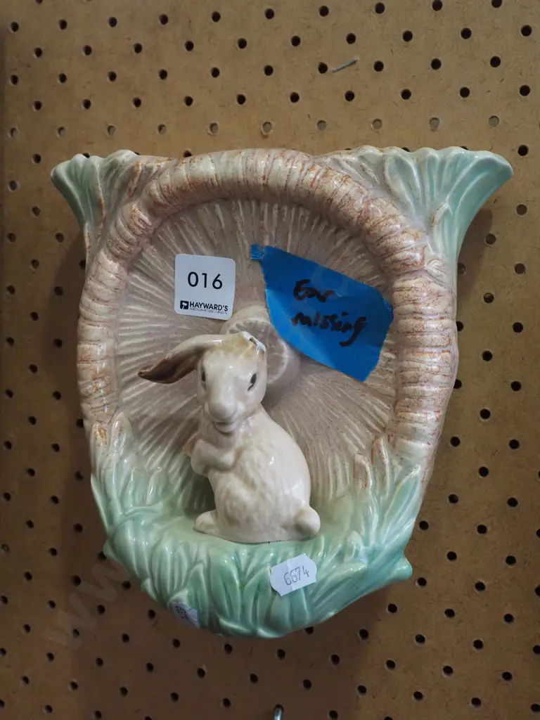 Sylvac bunny wall pocket vase - missing 1 ear Image 1++