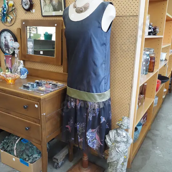 vintage shop mannequin - dress and necklace H1580