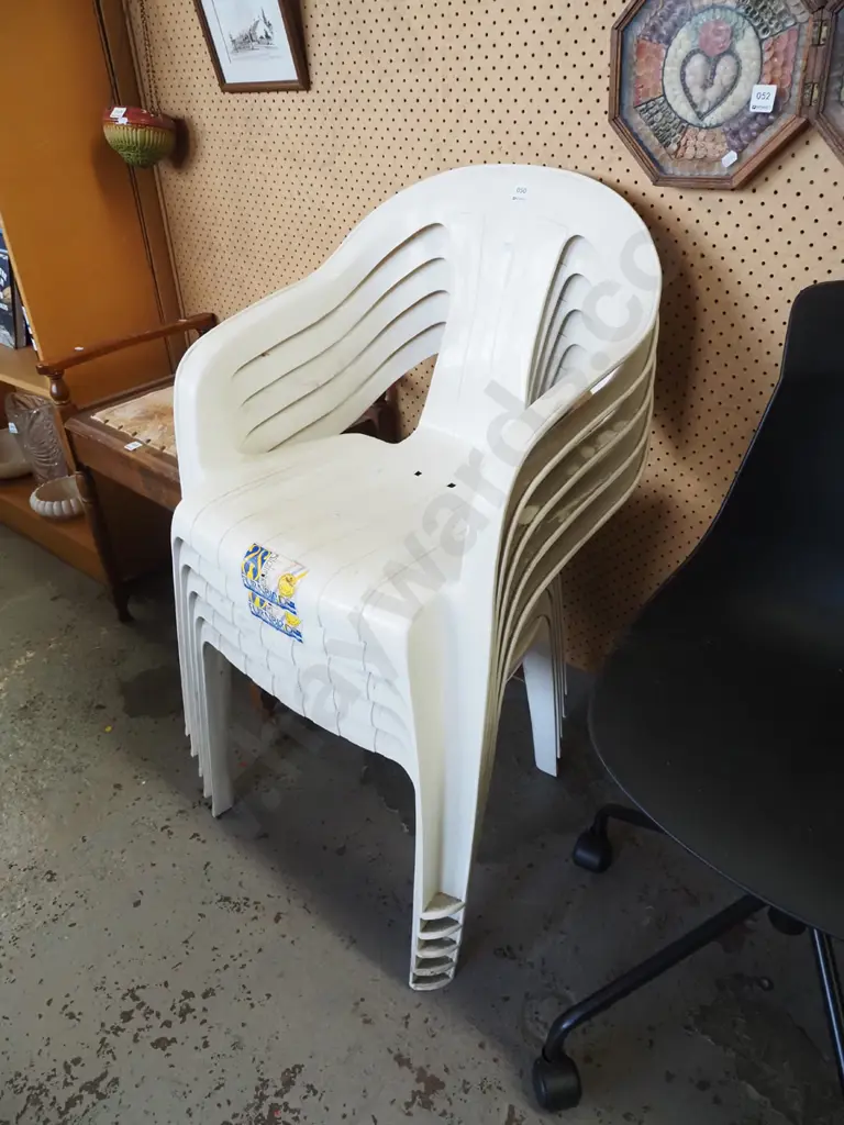 5x white plastic stacker chairs Image 1++