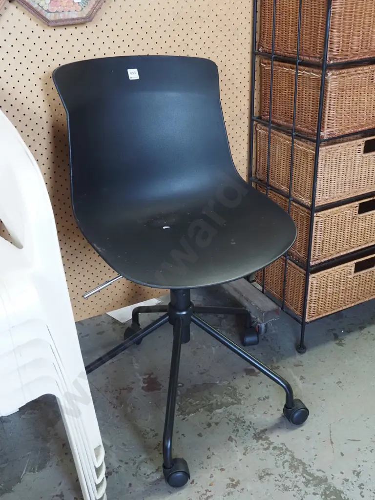 black plastic office chair Image 1++