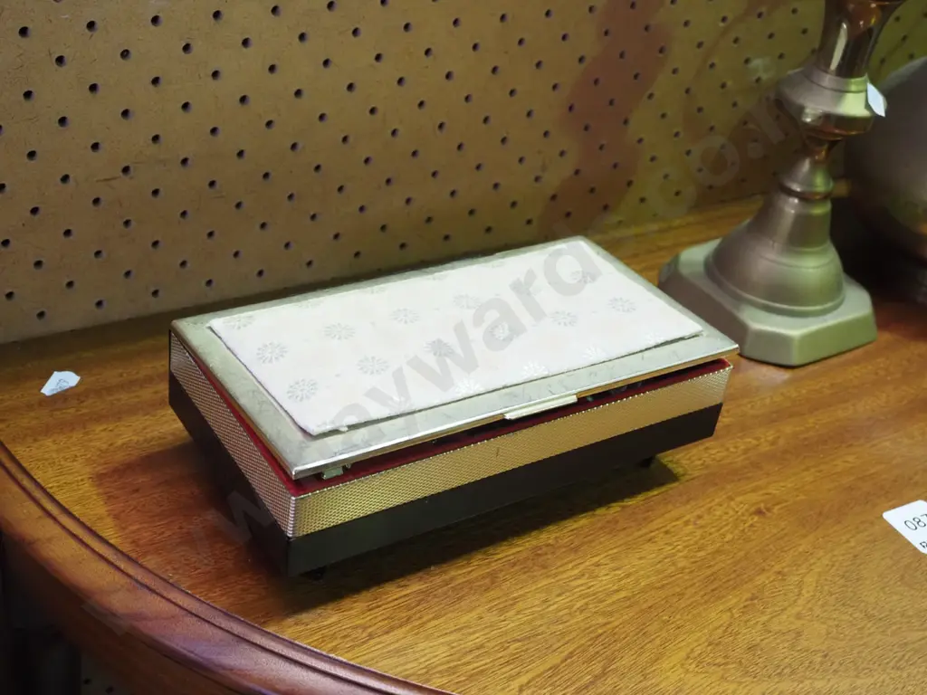 small jewellery box and costume jewellery Image 1++