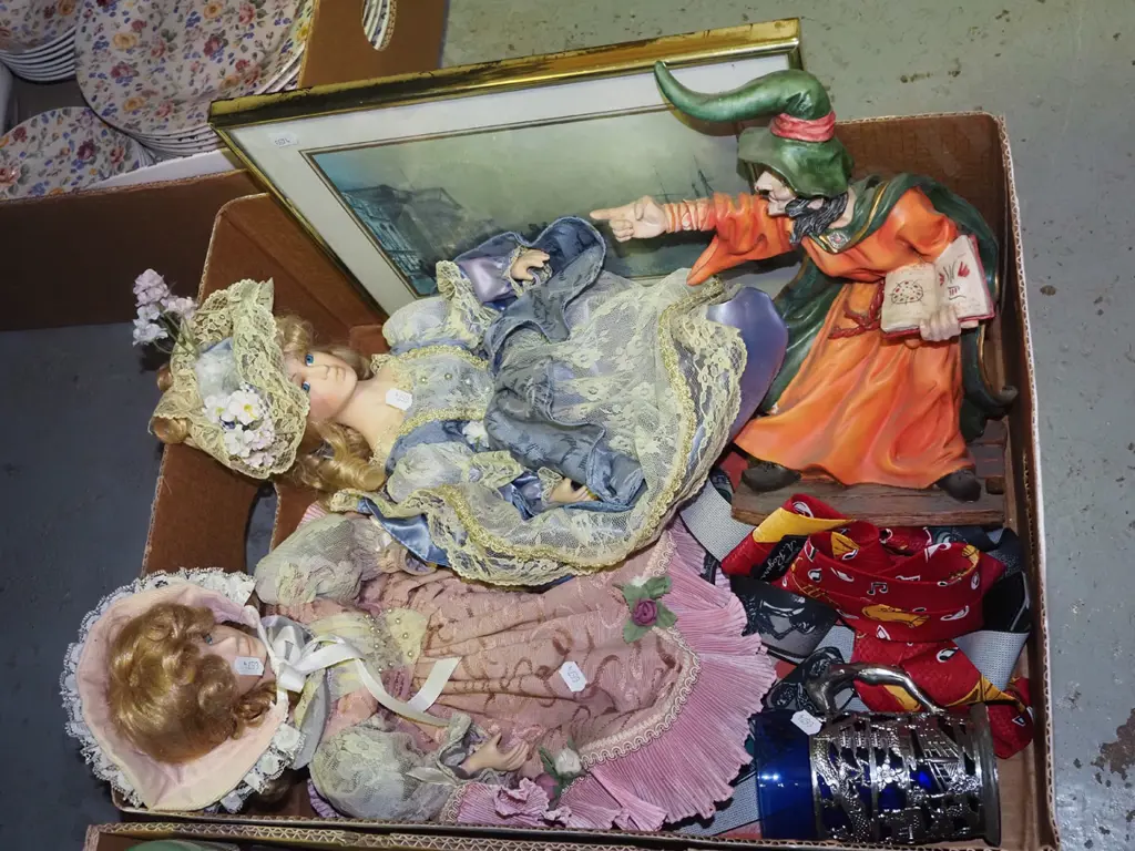 box; display dolls, witch figurines etc Image 1++