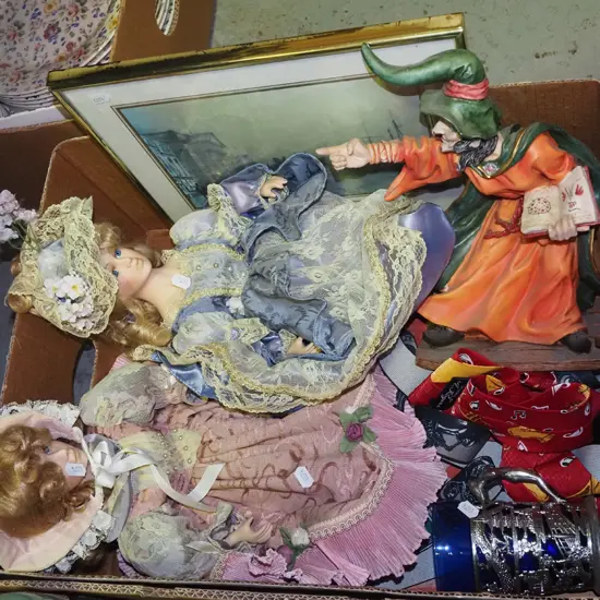box; display dolls, witch figurines etc