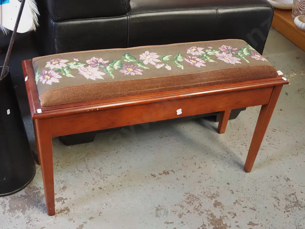 upholstered double piano stool Image 1++