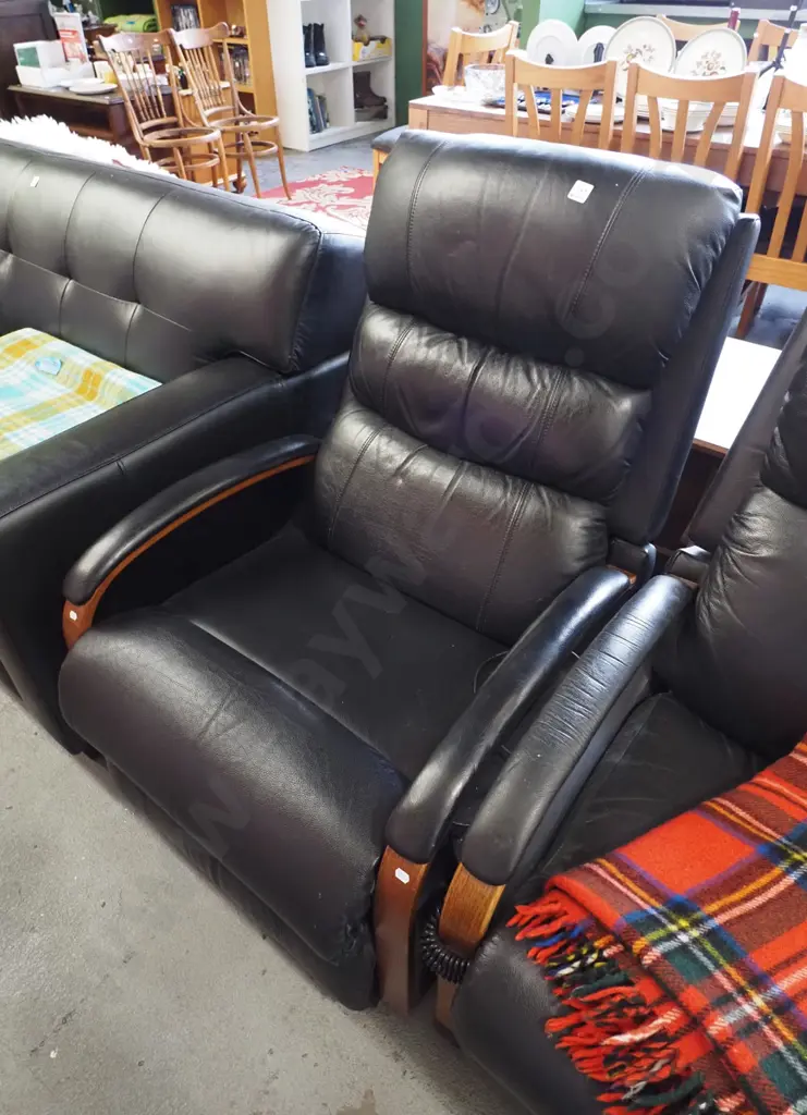 black leather LaZBoy manual rocker/reclining Image 1++