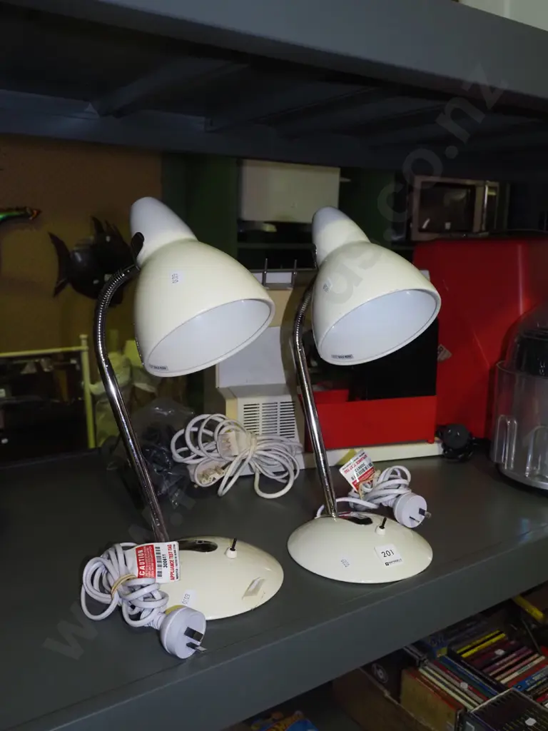 pair of bedside lamps Image 1++