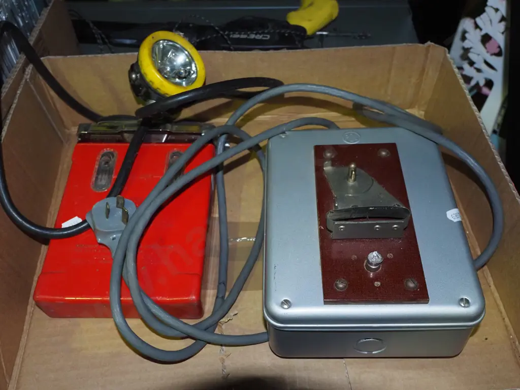 miners lantern, 1 other electrical component for controller Image 1++